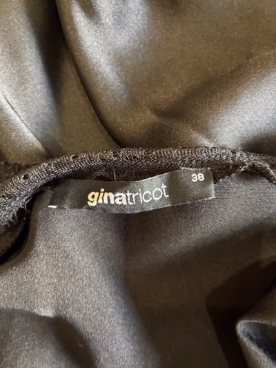 Vestido negro de satén ginatricot by Gina Tricot — pre-loved on Thrifted.mt