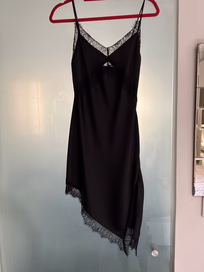 Vestido negro de satén ginatricot by Gina Tricot — pre-loved on Thrifted.mt