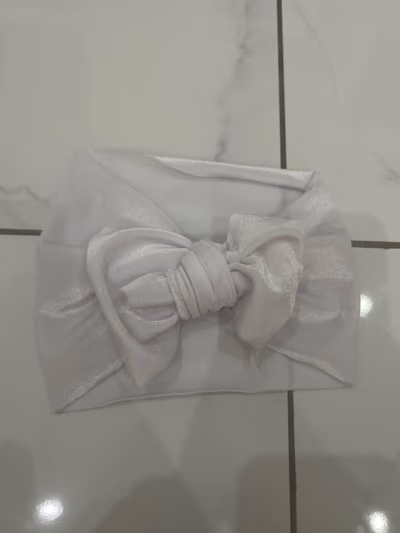 White baby bow headband — pre-loved on Thrifted.mt