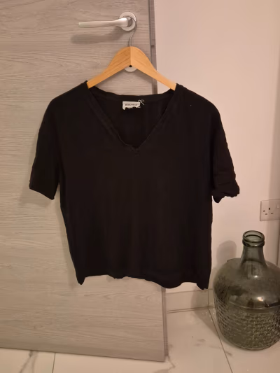 Bimba y Lola black t-shirt by Bimba y Lola — pre-loved on Thrifted.mt