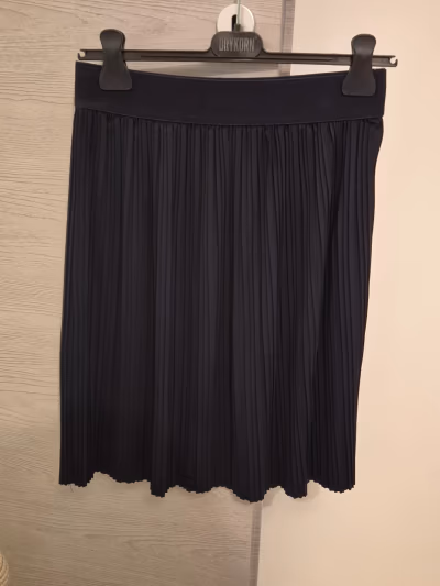 Zero pleated navy midi skirt by Zero — pre-loved on Thrifted.mt