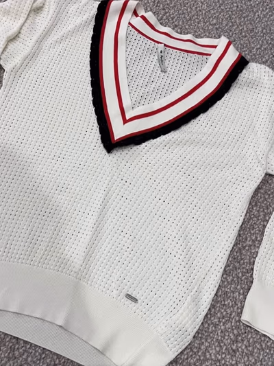 V‑neck Tennis Sweater — pre-loved on Thrifted.mt
