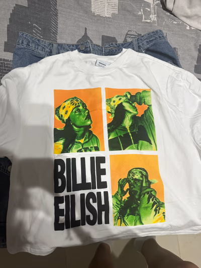Maglietta con stampa grafica di Billie Eilish by Bershka — pre-loved on Thrifted.mt