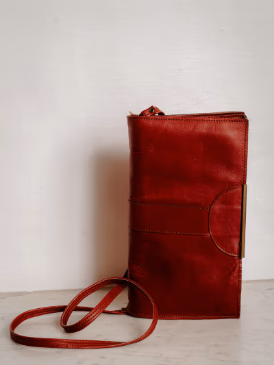 Vintage red leather crossbody bag — pre-loved on Thrifted.mt