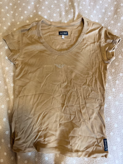Camiseta Armani Jeans con logo de pedrería by Armani Jeans — pre-loved on Thrifted.mt