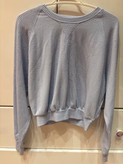 Camiseta de manga larga acanalada de Hollister by Hollister — pre-loved on Thrifted.mt