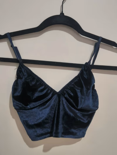 Top corto de terciopelo azul marino de PrettyLittleThing by PrettyLittleThing — pre-loved on Thrifted.mt