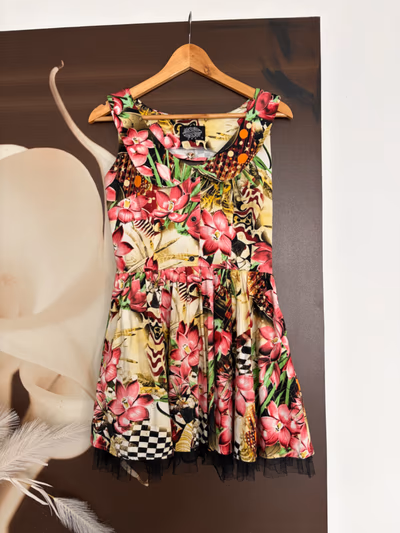 Vestido con cuello y estampado floral by Hearts & Roses — pre-loved on Thrifted.mt