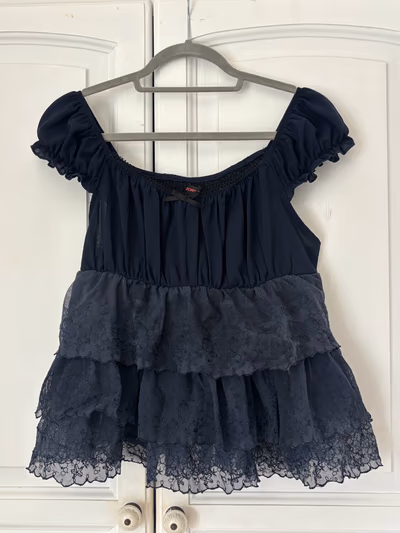 Navy tiered ruffled cami top by ROMWE — pre-loved on Thrifted.mt