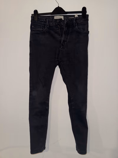 Pull&Bear Black Skinny Fit Jeans by Pull&Bear — pre-loved on Thrifted.mt