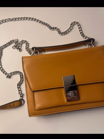 Nuova borsa a tracolla con catena giallo senape by House Accessories — pre-loved on Thrifted.mt