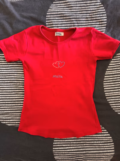 Red heart print graphic t-shirt by frøya=trøya — pre-loved on Thrifted.mt