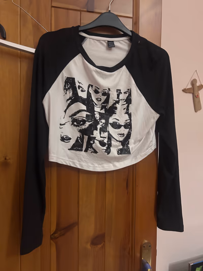Graphic Portrait Raglan Crop Top by SHEIN — pre-loved on Thrifted.mt