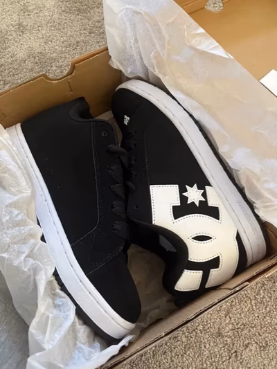 Black and white DC trainers by DC — pre-loved on Thrifted.mt