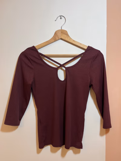 Ribbed Keyhole Cropped Top by New Look — pre-loved on Thrifted.mt