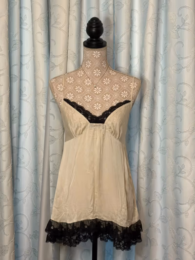 Camisola de seda Victoria's Secret Y2K by Victoria's Secret — pre-loved on Thrifted.mt