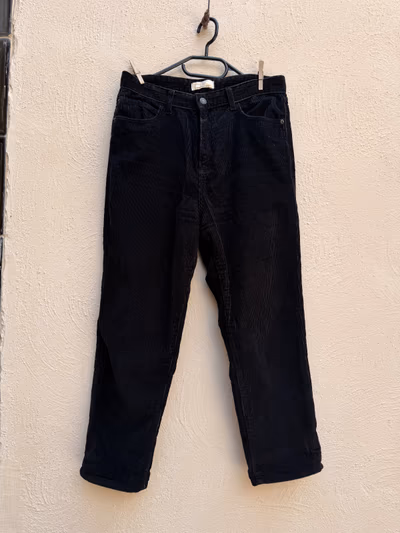 No lo pienses dos veces. Pantalones de pana negra para mujer de talla pequeña. by Dont Think Twice — pre-loved on Thrifted.mt
