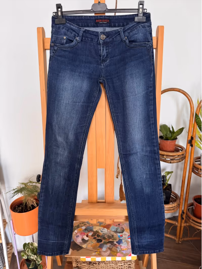 Jeans Moda Giusta de lavado oscuro by Moda Giusta — pre-loved on Thrifted.mt