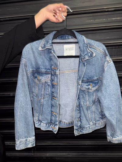 Jaqueta jeans estilo caminhoneiro com lavagem clara by Pull&Bear — pre-loved on Thrifted.mt