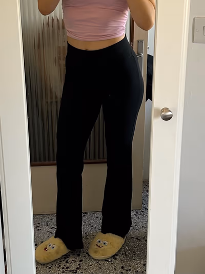 Pantaloni a zampa Bershka / M by Bershka — pre-loved on Thrifted.mt