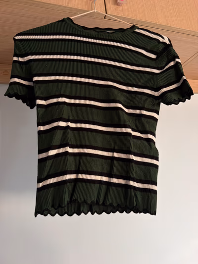Blusa con bordes de lechuga a rayas verdes by Zara — pre-loved on Thrifted.mt