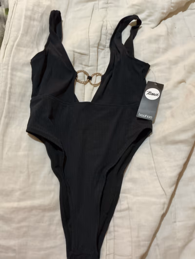 Boohoo Ribbed Ring Plunge Swimsuit by Boohoo — pre-loved on Thrifted.mt
