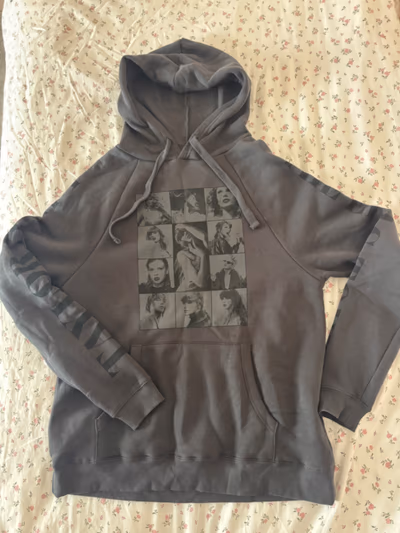 Sudadera con capucha y estampado grande de Taylor Swift: The Eras Tour by Taylor Swift — pre-loved on Thrifted.mt