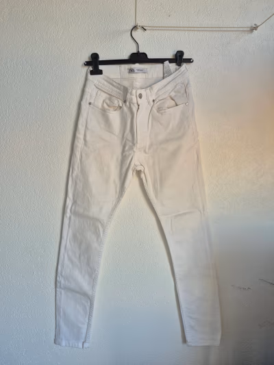 Zara White Denim Jeans by Zara — pre-loved on Thrifted.mt