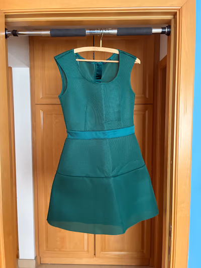 Vestido curto estruturado verde sem mangas by Sisley — pre-loved on Thrifted.mt