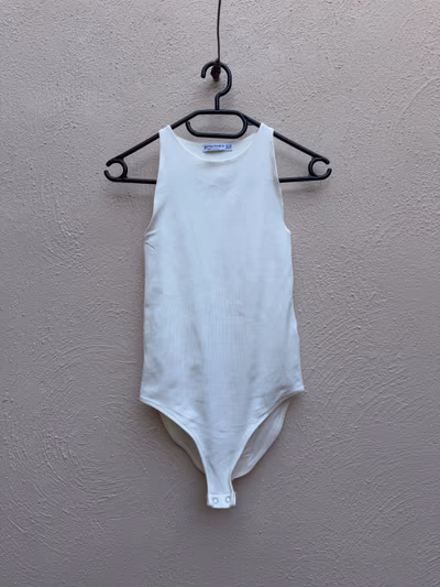 Stradivarius White Slinky Bodysuit by Stradivarius — pre-loved on Thrifted.mt