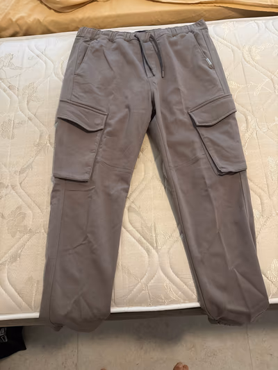 Grey cargo sweatpants trousers by H&M — pre-loved on Thrifted.mt