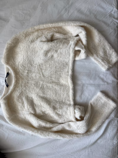 Top corto cruzado de color crema y textura esponjosa. by Zara — pre-loved on Thrifted.mt