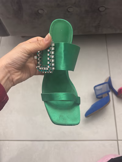 Sapatos de salto alto tipo mule em cetim verde com strass — pre-loved on Thrifted.mt
