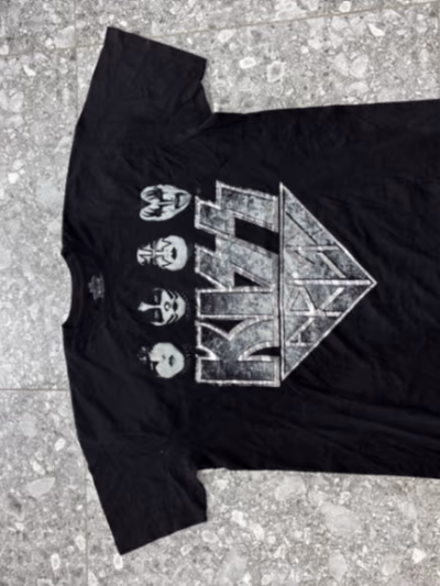 Black KISS band t-shirt — pre-loved on Thrifted.mt