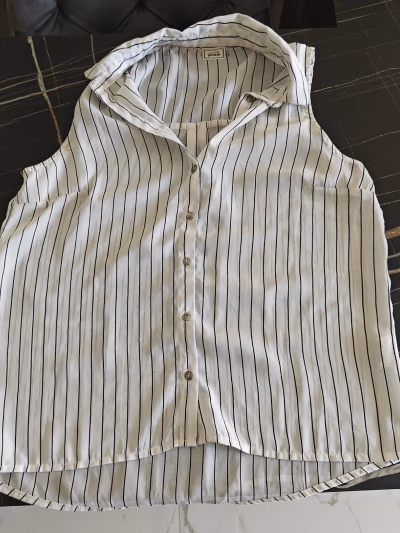White striped sleeveless button-up — pre-loved on Thrifted.mt