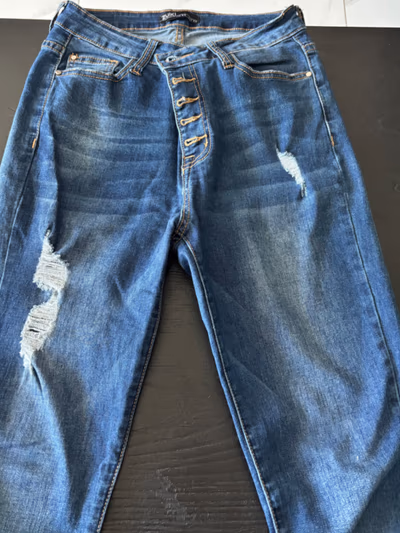 Vaqueros Zuiki desgastados con cierre de botones — pre-loved on Thrifted.mt