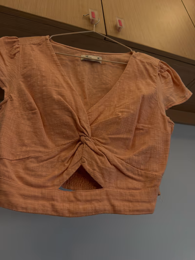 Top corto con la parte delantera retorcida de Hollister by Hollister — pre-loved on Thrifted.mt