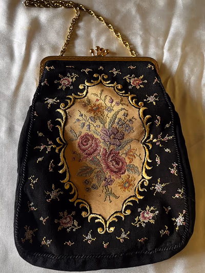 Pochette vintage con ricami floreali — pre-loved on Thrifted.mt