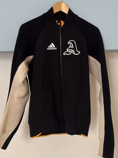 Chaqueta universitaria Adidas en negro con detalles en contraste by adidas — pre-loved on Thrifted.mt