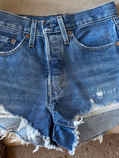 Shorts jeans Levi’s Premium 501 de cintura alta - Tamanho W26 (EU 36/S) by Levi’s — pre-loved on Thrifted.mt