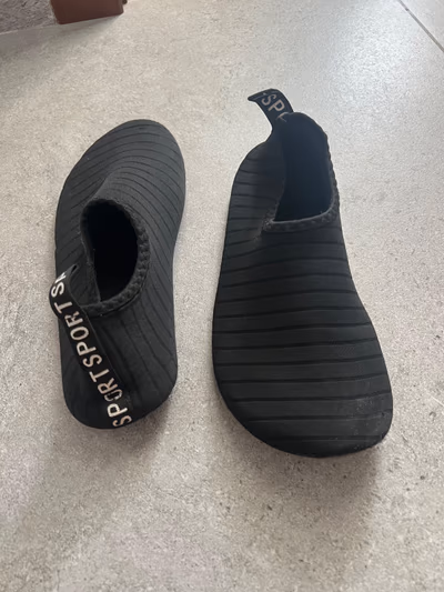 Black slippers — pre-loved on Thrifted.mt
