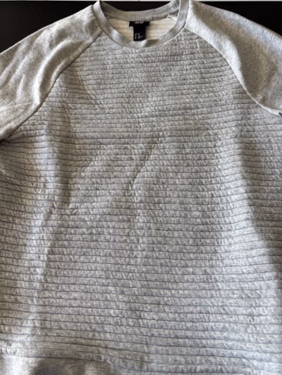 Sudadera gris con textura acanalada by H&M — pre-loved on Thrifted.mt