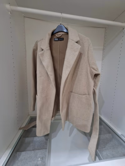 Abrigo de lana beige con cinturón de Zara by Zara — pre-loved on Thrifted.mt