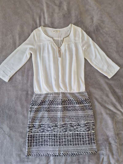 Vestido com padrão branco e azul-marinho by Grain de malice — pre-loved on Thrifted.mt