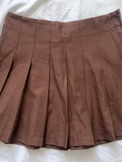 Brown pleated mini skirt by H&M — pre-loved on Thrifted.mt