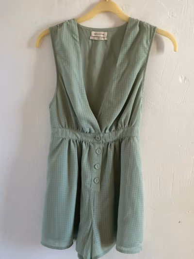Tuta con bottoni di Urban Outfitters by Urban Outfitters — pre-loved on Thrifted.mt