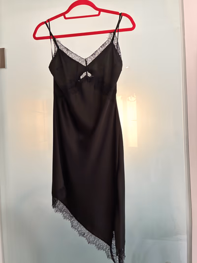 Vestido de satén negro con ribete de encaje ginatricot by ginatricot — pre-loved on Thrifted.mt