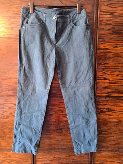 Pantalones informales verdes de C&A by C&A — pre-loved on Thrifted.mt