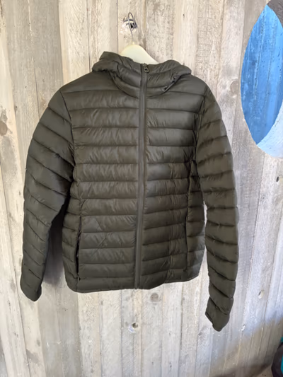 Chaqueta ligera acolchada con capucha Celio by Celio — pre-loved on Thrifted.mt