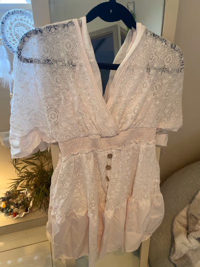 Vestido color crema con detalle de botones de encaje — pre-loved on Thrifted.mt